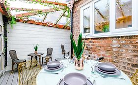 Rest&Recharge At A Luxury Retreat In Manchester - Sleeps 11, 5 Bedrooms, 3 Bathrooms, Free Parking