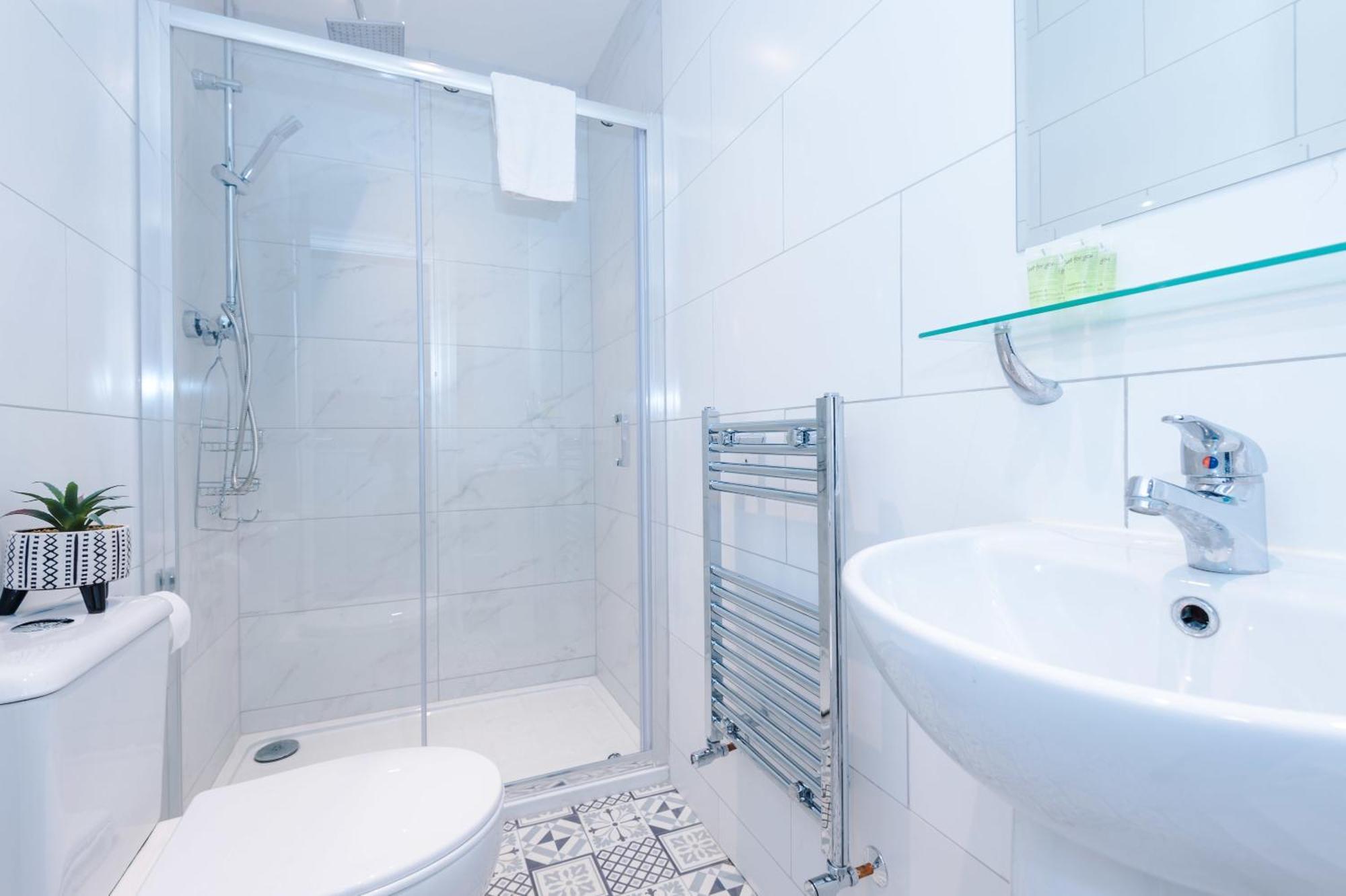 Rest&Recharge At A Luxury Retreat In Manchester - Sleeps 11, 5 Bedrooms, 3 Bathrooms, Free Parking Exterior photo