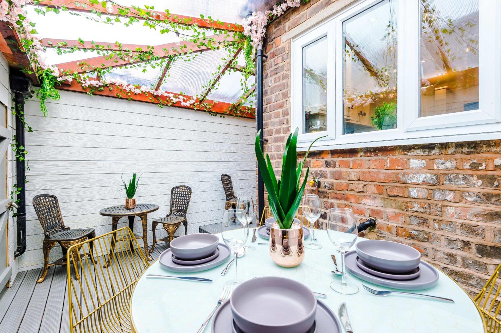 Rest&Recharge At A Luxury Retreat In Manchester - Sleeps 11, 5 Bedrooms, 3 Bathrooms, Free Parking Exterior photo